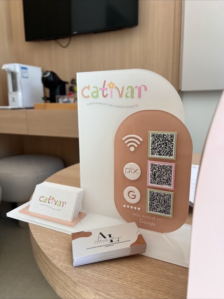 Balcão da recepção com cartões e QR codes