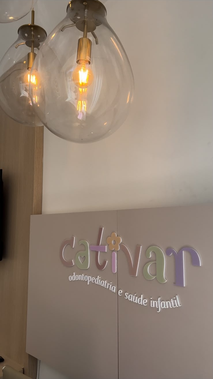 Recepção da clínica com o letreiro Cativar